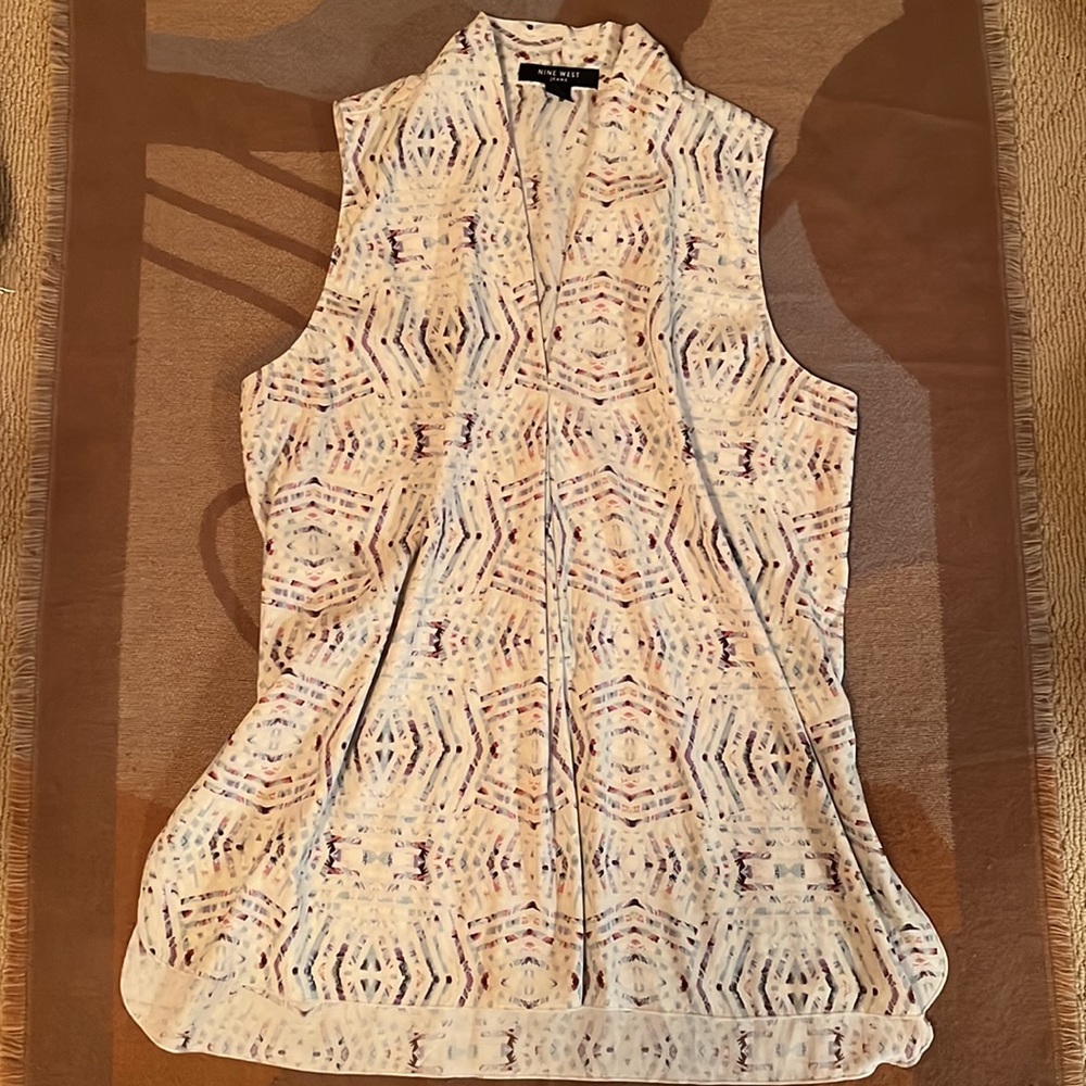 Nine West no wrinkle sleeveless v neck top, L runs large